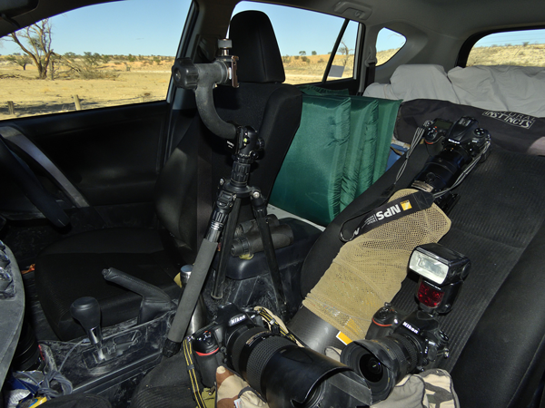 南アフリカとボツワナにまたがるカラハリ砂漠で撮影を行った際の撮影機材。<br>基本的にすべてを助手席の上に置きっぱなしにする。
