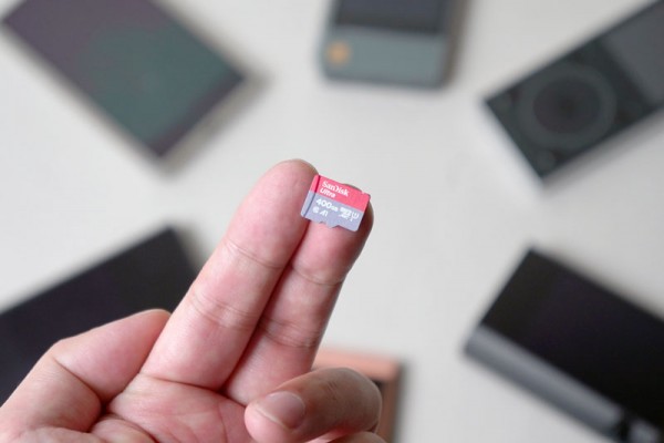 中央が今回紹介する「サンディスク ウルトラ プレミアムエディション microSDXC UHS-I カード 400GB」
