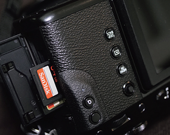 カメラのスロットにはいつでもサンディスクのメモリーカード。容量は64GBを使うことが多い。